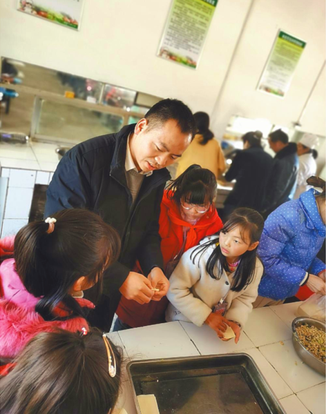 襄阳晚报为山里娃托起读书梦记襄阳职业技术学院师范学院辅导员何林杰